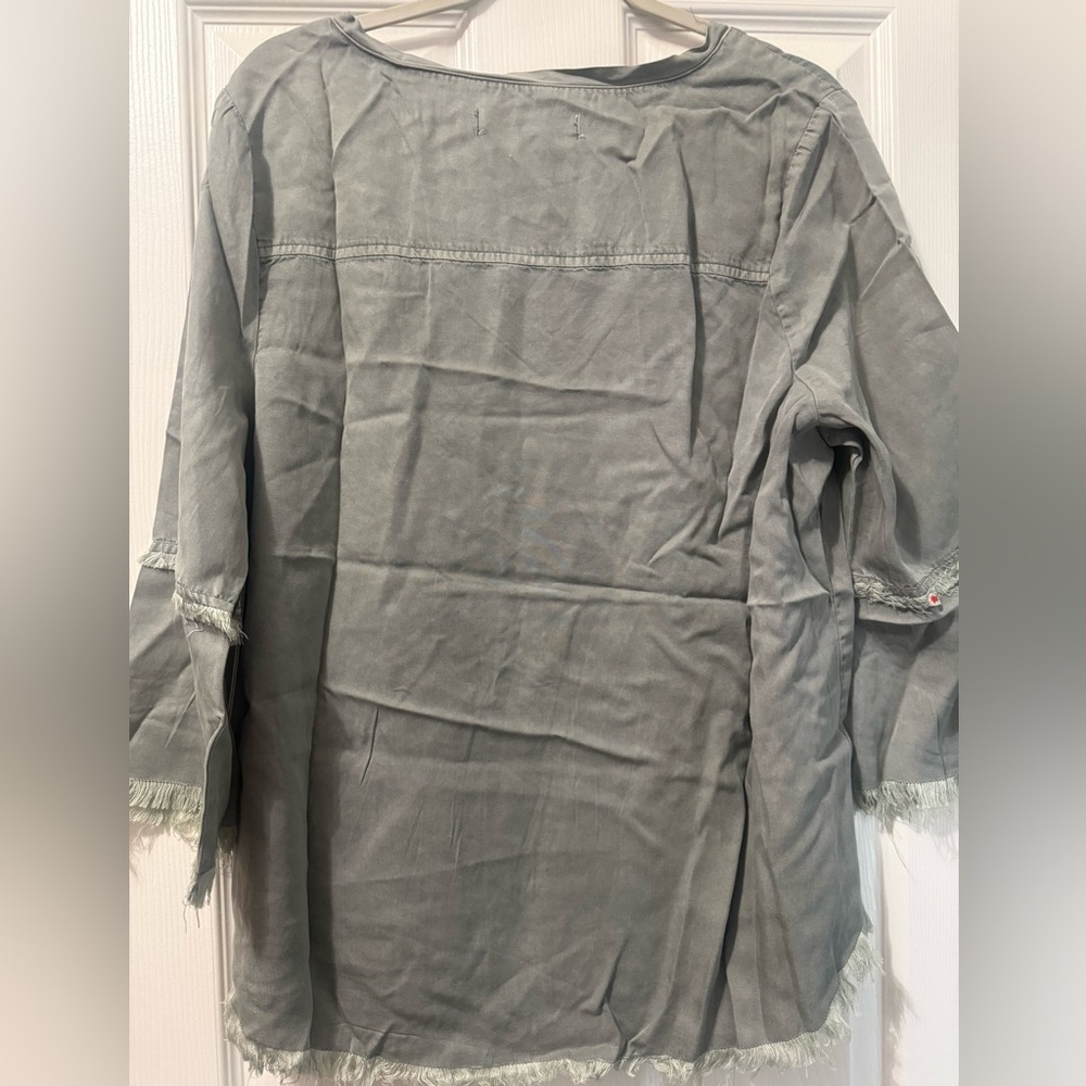 NWT Standard Grace Green Vneck Raw Hem Top Size Large - Picture 4 of 5
